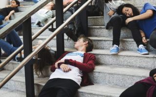 Tren 'Jompo Muda' di 2026: Gen Z Sakit-sakitan Sebelum Tua, Gaya Hidup atau Alarm Kesehatan?