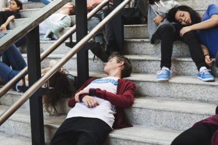 Tren 'Jompo Muda' di 2026: Gen Z Sakit-sakitan Sebelum Tua, Gaya Hidup atau Alarm Kesehatan?