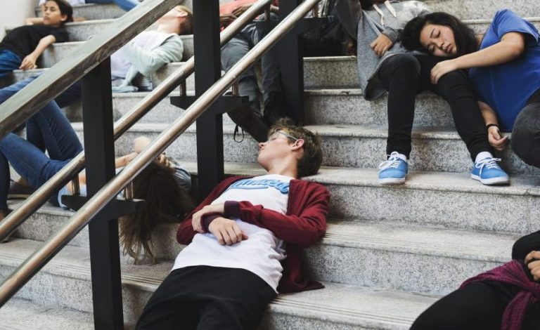 Tren 'Jompo Muda' di 2026: Gen Z Sakit-sakitan Sebelum Tua, Gaya Hidup atau Alarm Kesehatan?